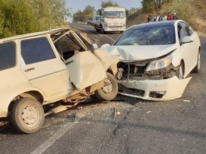 Besni’de 2 otomobil çarpıştı