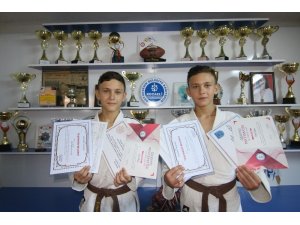Bu ikizler hem judoda, hem okulda şampiyon