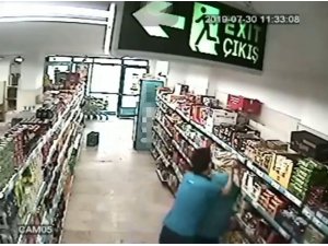 Bir market çalışanın kadın iş arkadaşına saldırdığı anlar kamerada