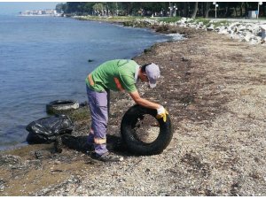 Yalova’da sahil temizleniyor