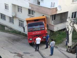 Fatsa’da hafriyat kamyonu eve girdi