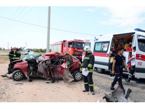 Aksaray’da direğe çarpan otomobil hurdaya döndü: 1 ölü, 1 yaralı