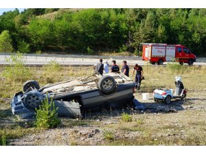 Kastamonu’da virajı alamayan otomobil takla attı: 2 yaralı