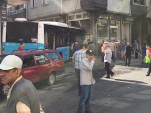 Gaziosmanpaşa'da halk otobüsü evin duvarına çarptı! Faciadan dönüldü...