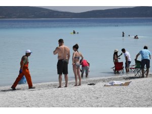 Salda Gölü’nde 3 römork çöp toplandı