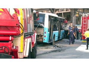 Gaziosmanpaşa’da halk otobüsü kazası saniye saniye kamerada