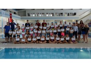 Minik yüzücülerin sertifika heyecanı