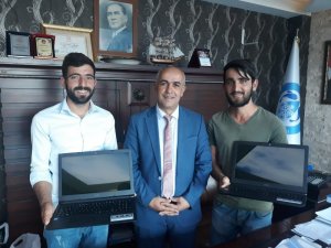 Başkan Ensari, tıp fakültesini kazanan iki öğrenciye laptop hediye etti