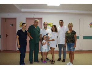 İzmir’de kalp damarları ters şekilde dünyaya gelen Leo isimli bebek, İstanbul Kartal Koşuyolu Yüksek İhtisas Eğitim ve Araştırma Hastanesindeki tedavisinin ardından taburcu oldu.