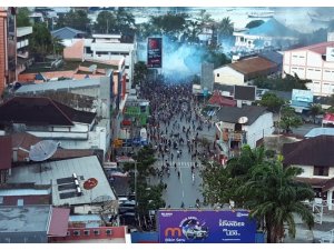 Endonezya’da göstericiler binaları ateşe verdi