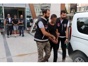 Kocaeli’de marketten 40 bin TL’lik sigara ve kuruyemiş çalan 3 şahıs yakalandı