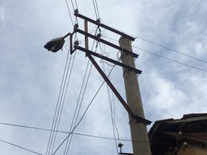 Trafoda patladı: Yüksek voltaj elektronik eşyaları yaktı