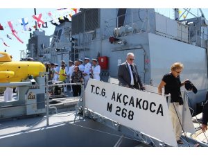 Erdek’te askeri gemiler vatandaşların ziyaretine açıldı