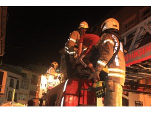 2 katlı binada çıkan yangında 7 kişi mahsur kaldı: 3 kişi dumandan etkilendi