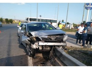 Kavşakta iki otomobil çarpıştı: 9 yaralı