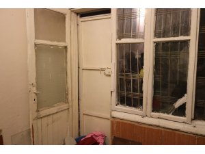 Kapısı ve penceresi kırık evde yaşama tutunmaya çalışıyor