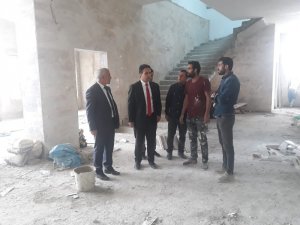 Kaymakam Dundar ile Belediye Başkanı Ensari yapımı devam eden merkez Camii inşaatında incelemelerde bulundular.