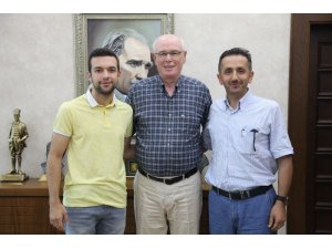 YKS Türkiye 86.’sı Emre Turhan’dan Odunpazarı Belediye Başkanı Kazım Kurt’a ziyaret