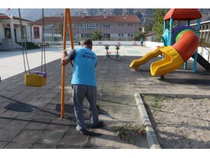 İnönü Belediyesi okul bahçelerinde temizlik seferberliğine başladı