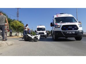 Ani fren yapan motosiklet devrildi: 3 yaralı