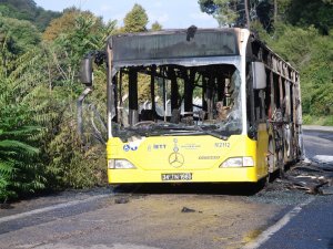 Beykoz'da faciadan dönüldü! İETT otobüsü alev alev yandı