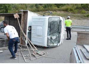 Sinop’ta inşaat malzemesi yüklü kamyonet devrildi: 1 yaralı
