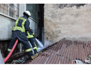 Karaman’da iki apartman arasında çıkan yangın büyümeden söndürüldü