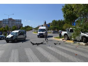Hafif ticari araç ile kamyonet çarpıştı: 5 yaralı