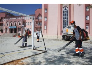 Karaman’da okul bahçelerinde temizlik ve bakım çalışması