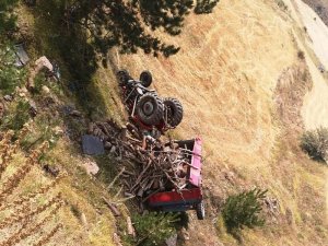 Odun yüklü traktör uçuruma yuvarlandı