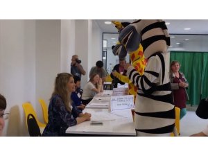 Rusya’da animatörlerin kostümleriyle oy kullanması tartışmalara yol açtı