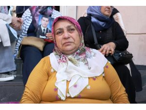 Acılı anne HDP önündeki eyleme Yıldız hemşireyle katıldı