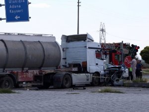 Süt tankeriyle ototmobil çarpıştı: Hayat emniyet müdürünün eşi hayatını kaybetti