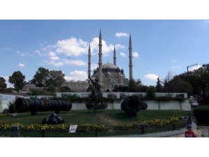 Selimiye Camisi’nde kadın-erkek girişleri ayrıldı
