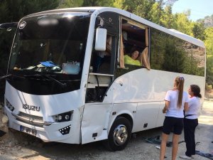 Antalya’da yolcusunu unutan tur otobüsü kaza yaptı: 2 yaralı