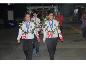 Avrupa üçüncüsü olan badmintonculara havalimanında coşkulu karşılama