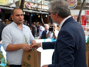 Peyzaj ve Süs Bitkiciliği Festivali kapsamında vatandaşlara süs bitkileri hediye edildi