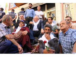 AK Parti Elazığ Milletvekili Demirbağ’dan HDP önündeki ailelere destek ziyareti