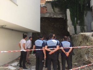 Eyüp Sultan’da duvar çöktü: İki bina tahliye edildi