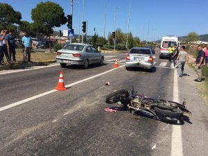 Motosiklet otomobile çarptı: 1 yaralı
