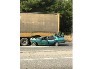 Otomobil tırın altına girdi: 1 yaralı