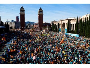 Ayrılıkçı Katalanlar ‘Katalonya Ulusal Günü’nde Barselona sokaklarını doldurdu