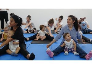 Anne-bebek pilatesi ile anne ve bebekler arasındaki iletişim kuvvetleniyor