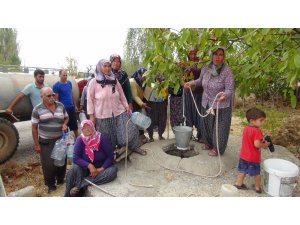 Su sıkıntısı çeken köylüler taşıma su ile ihtiyacını karşılıyor