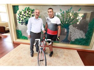Engelli sporcuya başkandan bisiklet desteği