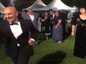İzmir Büyükşehir Belediye Başkanı Tunç Soyer, dansıyla sosyal medyayı salladı!