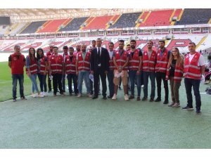 Beşiktaş maçı öncesi gönüllü gençler stadı temizledi