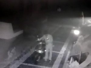Düzce’de motosiklet çalan acemi hırsız kameralara yakalandı