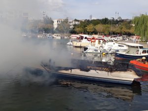 Küçükçekmece'de tekne alev alev yandı!