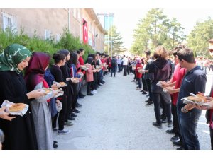 Nevşehir’de Anadolu Lisesi 9.sınıf öğrencilerine simit ikram edildi